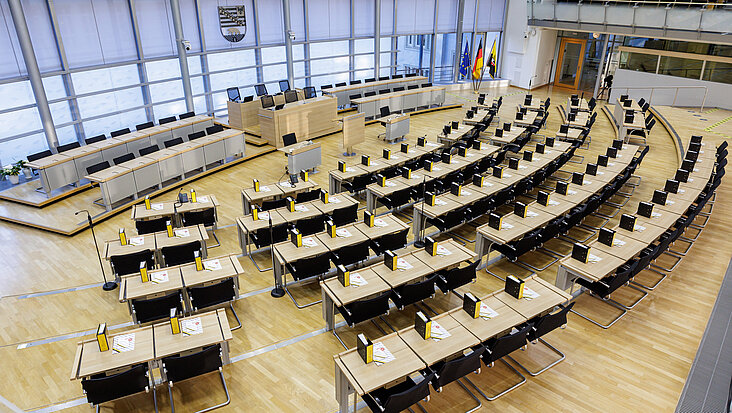 Blick in den leeren Plenarsaal des Landtags von Sachsen-Anhalt.