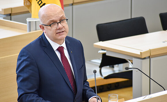 Dr. Fritz Felgentreu, Reichsbanner-Bundesvorsitzender, spricht zur Festveranstaltung 100 Jahre Reichsbanner Schwarz-Rot-Gold.