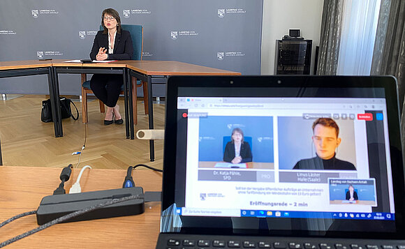 Katja Pähle blickt während einer Videoaufnahme in die Kamera.iv