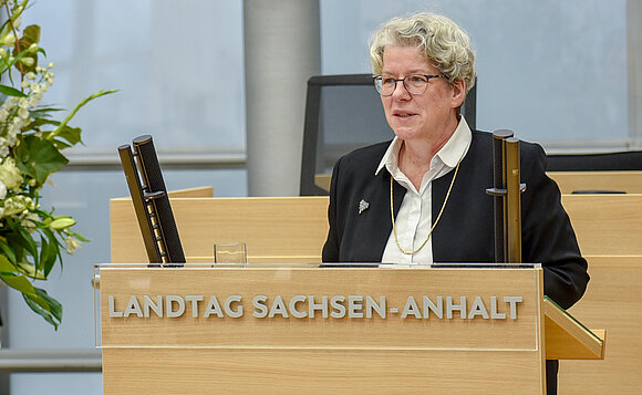 Landtagsvizepräsidentin Anne-Marie Keding am Rednerpult im Plenarsaal des Landtags von Sachsen-Anhalt.