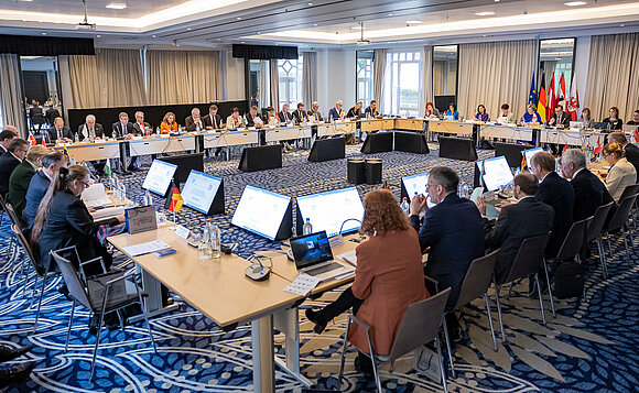 Blick in den Saal: Die Präsidentinnen und Präsidenten während ihrer Beratungen.