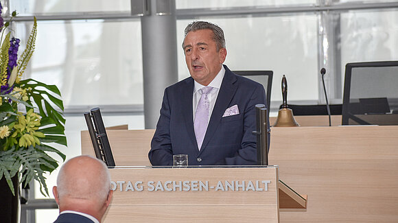 ltlsa/smü Landtagspräsident Dr. Gunnar Schellenberger während seiner Rede beim Festakt zu „30 Jahre Landesverfassung“ am Rednerpult im Plenarsaal..