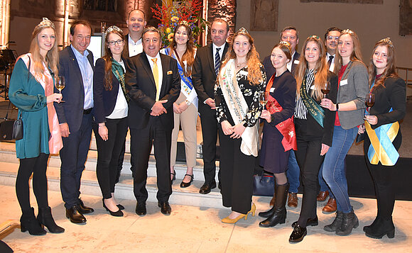 Gruppenfoto von Wein-Majestäten aus Sachsen-Anhalt mit Politikern aus Sachsen-Anhalt und Armenien.