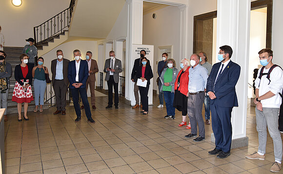 Blick ins Ausstellungsfoyer des Landtags mit zahlreichen Gästen, die der Einführung lauschen.