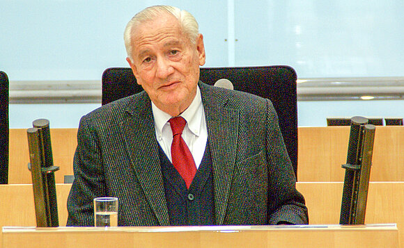 Gabriel Bach hielt im Jahr 2008 im Landtag von Sachsen-Anhalt die Rede am Holocaustgedenktag am 27. Januar.