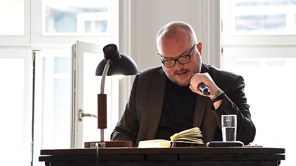 Landtag von Sachsen-Anhalt Tim Pröse las im Landtag von Sachsen-Anhalt aus seinem Buch „Wir Kinder des 20. Juli“.