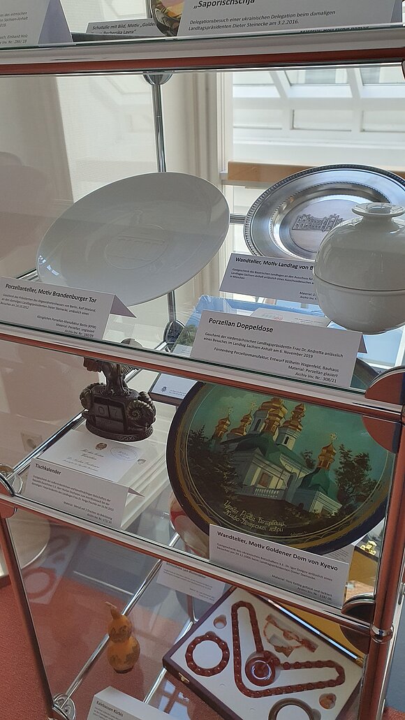 Blick in die Geschenkevitrine. Sie enthält beispielsweise Gastgeschenke von Botschaftern und Delegationen.