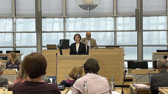 Cornelia Faber-Nolte, Leiterin der Geschäftsstelle des aktuellen Bundesbeauftragten, nahm zum Abschlussbericht von dessen Vorgänger Stellung am Rednerpult im Plenarsaal..