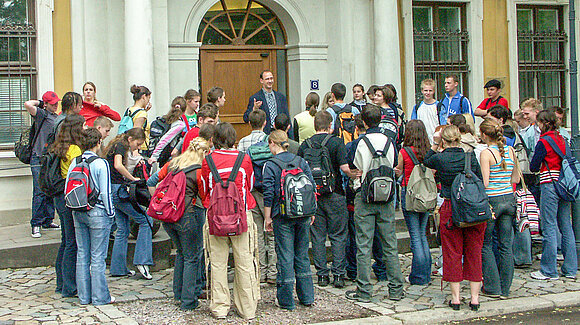 Eine Besuchergruppe steht vor dem Eingang des Landtags