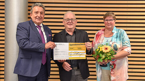 Rainer Voigt und Iris Lessig nahmen die Auszeichnung von Landtagspräsident Dr. Gunnar Schellenberger (l.) für den Kneipp-Verein Magdeburg e.V. entgegen.
