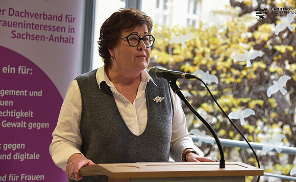 Sozialministerin Petra Grimm-Benne spricht während der Gedenkstunde zum Tag gegen Gewalt an Frauen im Landtag.