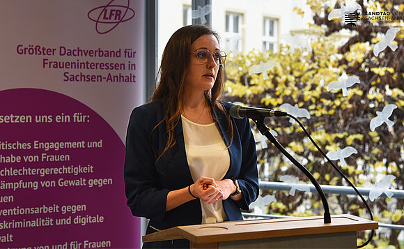 Michelle Angeli, Vorsitzende des Landesfrauenrats Sachsen-Anhalt, spricht während der Gedenkstunde zum Tag gegen Gewalt an Frauen im Landtag.