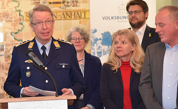 Oberst Bernd Albers spricht am Rednerpult während der Spendenübergabe.
