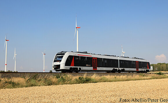 Eine Regionalbahn fährt an einem Feld entlang