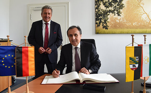 Landtagspräsident Dr. Gunnar Schellenberger schaute Botschafter Dr. Imomudin Sattorov beim Eintrag ins Gästebuch des Landtags über die Schulter.