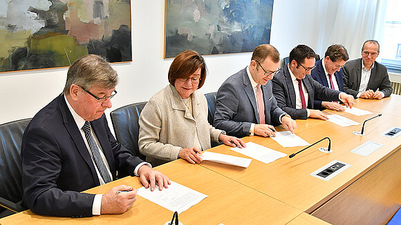 EU-Ausschussvorsitzender Daniel Sturm und seinen Kollegen aus den anderen Bundesländern unterschreiben eine Resolution.