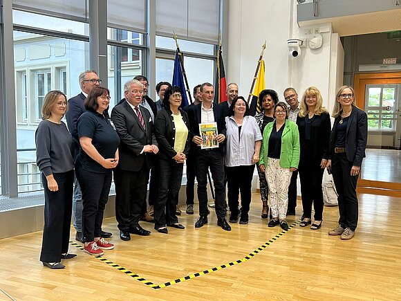 ltlsa/nnh Die Kommission und Bildungsministerin Eva Feußner (M.) präsentieren gemeinsam den Abschlussbericht.