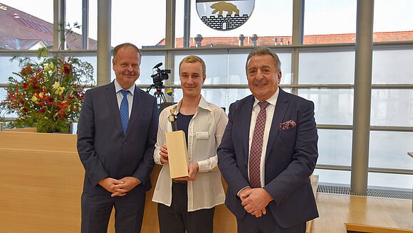 Der Preisträger Eric Stehr mit Landtagspräsident Dr. Gunnar Schellenberger (r.) und Vizepräsident Wulf Gallert.