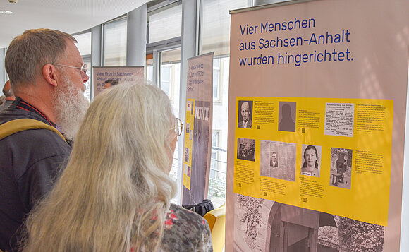 Besucher und Besucherin in der Ausstellung zum 17. Juni 1953.