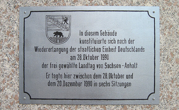 Gedenktafel zur Erinnerung an die erste Landtagssitzung nach der Wiedergründung des Landes Sachsen-Anhalt im Oktober 1990.