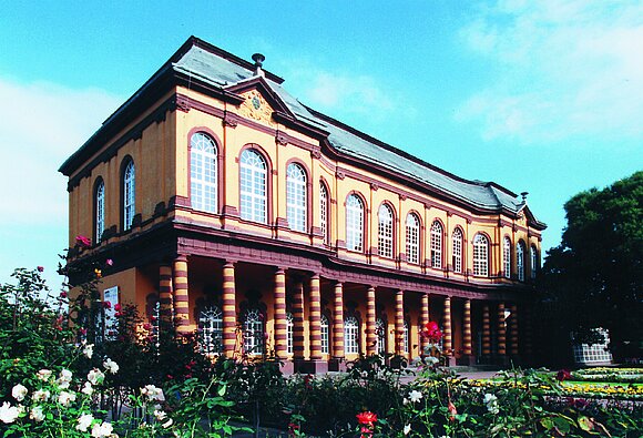 Das Foto zeigt den Schlossgartensalon in Merseburg. Er war der Tagungsort der Ständeversammlung der Provinz Sachsen.