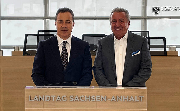 Niko Peleshi und Dr. Gunnar Schellenberger am Rednerpult im Plenarsaal.