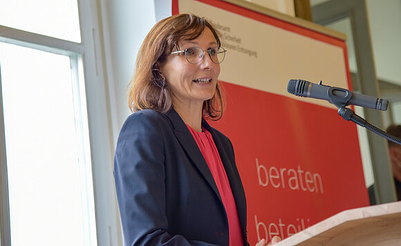 Dezernentin Dr. Ariane Körner spricht zur Eröffnung der Ausstellung „Der Fisch im Nistkasten“.