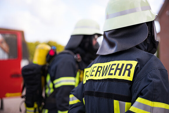 Feuerwehrkräfte von hinten