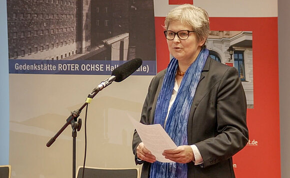 Die Landesbeauftragte Birgit Neumann-Becker spricht am Rednerpult.