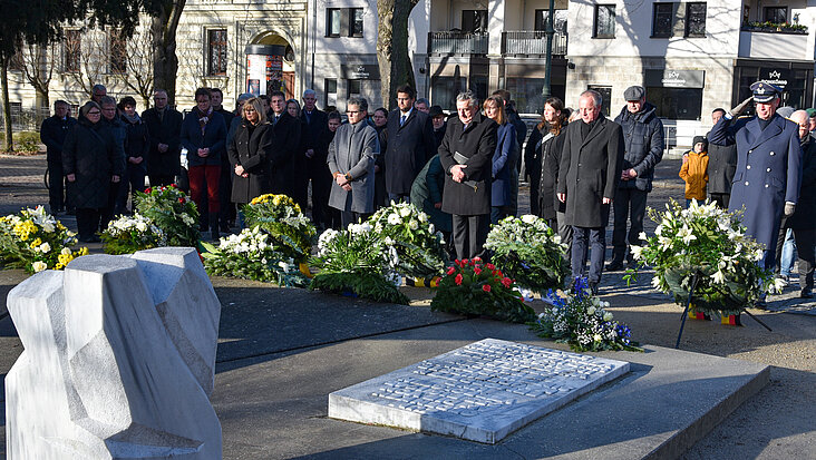 Gedenken nach der Kranzniederlegung am Mahnmal der verfolgten und ermordeten Magdeburger Sinti und Roma.