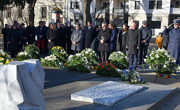 Gedenken nach der Kranzniederlegung am Mahnmal der verfolgten und ermordeten Magdeburger Sinti und Roma.