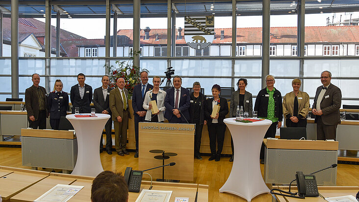 Gruppenfoto nach der Preisverleihung im Plenarsaal des Landtags von Sachsen-Anhalt.
