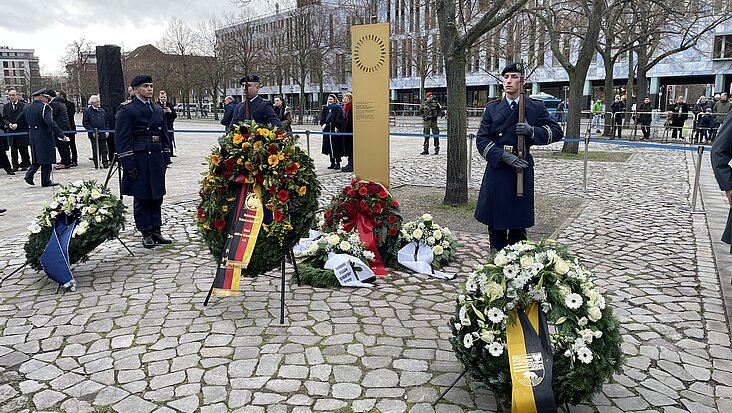 An der gerade enthüllten Gedenkstele wurde Kränze niedergelegt.