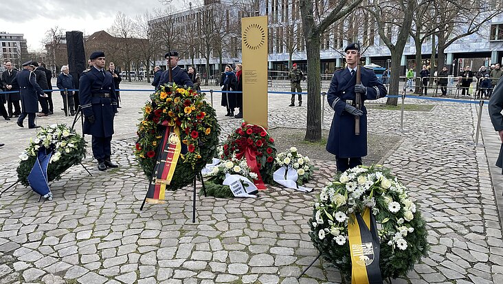 An der gerade enthüllten Gedenkstele wurde Kränze niedergelegt.