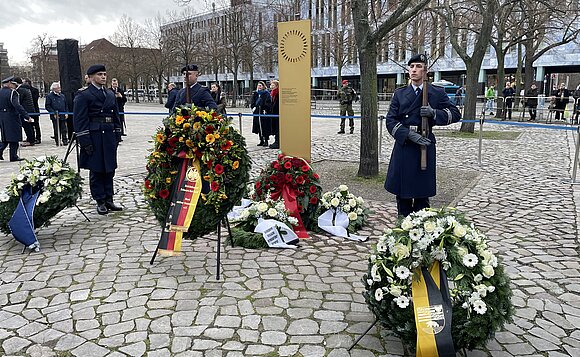 An der gerade enthüllten Gedenkstele wurde Kränze niedergelegt.