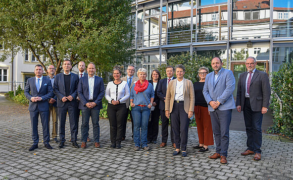 Gruppe von Abgeordneten steht im Innenhof des Landtags