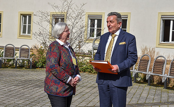 Birgit Schulz von der Bürgerinitiative übergibt dem Landtagspräsidenten ihre Petition.