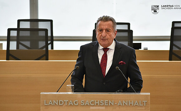 Landtagspräsident Dr. Gunnar Schellenberger spricht zum Volkstrauertag 2025 im Plenarsaal des Landtags von Sachsen-Anhalt.