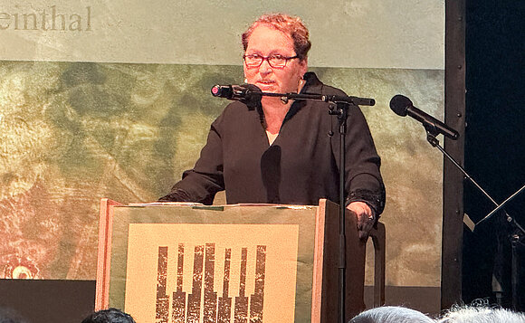 Inessa Myslitska, Vorstandsvorsitzende der Magdeburger Synagogengemeinde, sprach Worte des Gedenkens.