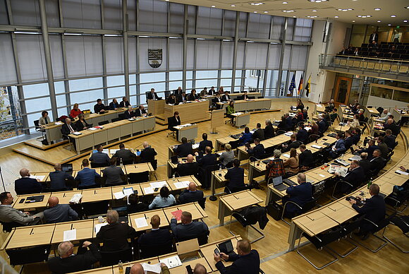 Blick in den Plenarsaal des Landtags von Sachsen-Anhalt während einer Landtagssitzung.