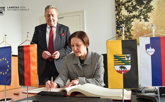 Sloweniens Botschafterin, I. E. Dr. Ana Polak Petrič, trug sich ins Gästebuch des Landtags von Sachsen-Anhalt ein.