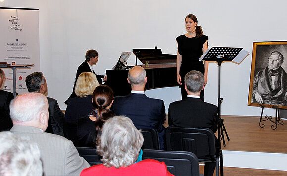 Anna Schors (Gesang) und Paul Heller (Klavier) auf der Bühne. Sie schufen den musikalischen Rahmen der Eröffnungsveranstaltung.