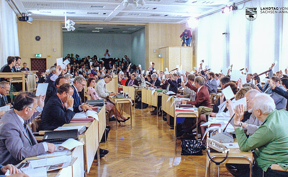 Blick (nach Norden) in den Plenarsaal, bevor er erneut umgebaut wurde.