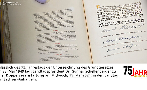 Info-Tafel zur Veranstaltung "75 Jahre Grundgesetz" im Landtag von Sachsen-Anhalt.
