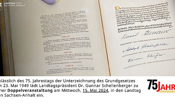 Info-Tafel zur Veranstaltung "75 Jahre Grundgesetz" im Landtag von Sachsen-Anhalt.