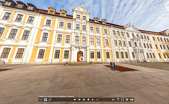 Der virtuelle Rundgang startet am Südeingang des Landtags am Magdeburger Domplatz. Auf dem Foto sieht man die im Sonnenlicht strahlende weiße Fassade.