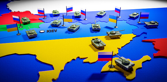 Karte mit Spielfiguren, die den Truppenaufmarsch in der Ukraine schematisch darstellen.