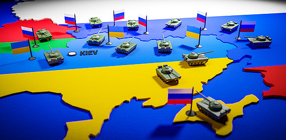 guteksk7 - stock.adobe.com Karte mit Spielfiguren, die den Truppenaufmarsch in der Ukraine schematisch darstellen.