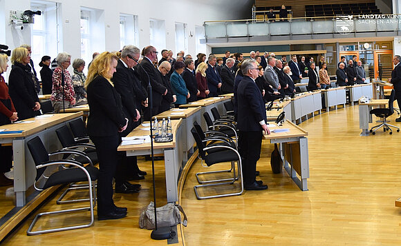 Totengedenken und Schweigeminute im Plenarsaal des Landtags von Sachsen-Anhalt anlässlich des Volkstrauertags 2025.