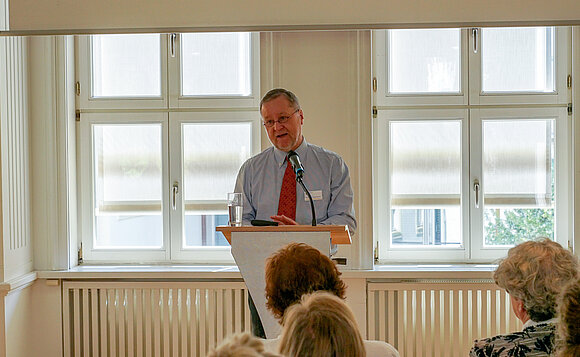 Der Ausschussvorsitzende Univ.-Prof. Dr. Hans-Henning Flechtner sprach auf der Festveranstaltung zu 30 Jahre Landespsychiatrieausschuss.